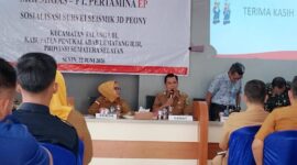 Atmo Maryono, Camat Talang Ubi, saat menyampaikan sambutan dalam acara sosialisasi Survei Seismik 3D Peony PT Pertamina EP, Senin (22/06/2026). Di balik podium dan mikrofon tersebut, sang Camat justru diduga menutup rapat pintu komunikasi dan akses wawancara bagi awak media yang berusaha meminta penjelasan terkait program kerja kecamatan tahun 2026 dan penjelasan sikap beliau terkait pelaksanaan Survei Seismik. (Foto: Dok/Muhammad Susanto)