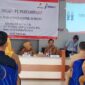 Atmo Maryono, Camat Talang Ubi, saat menyampaikan sambutan dalam acara sosialisasi Survei Seismik 3D Peony PT Pertamina EP, Senin (22/06/2026). Di balik podium dan mikrofon tersebut, sang Camat justru diduga menutup rapat pintu komunikasi dan akses wawancara bagi awak media yang berusaha meminta penjelasan terkait program kerja kecamatan tahun 2026 dan penjelasan sikap beliau terkait pelaksanaan Survei Seismik. (Foto: Dok/Muhammad Susanto)