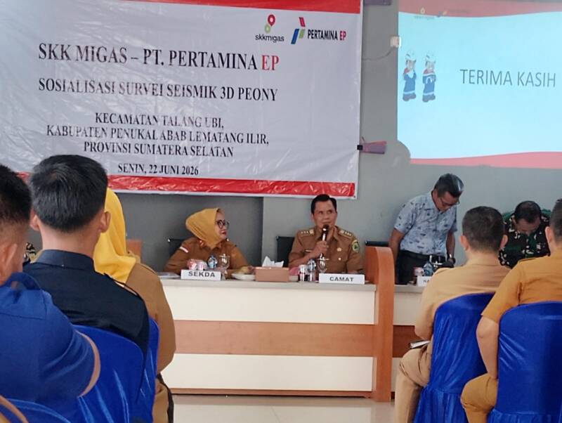 Atmo Maryono, Camat Talang Ubi, saat menyampaikan sambutan dalam acara sosialisasi Survei Seismik 3D Peony PT Pertamina EP, Senin (22/06/2026). Di balik podium dan mikrofon tersebut, sang Camat justru diduga menutup rapat pintu komunikasi dan akses wawancara bagi awak media yang berusaha meminta penjelasan terkait program kerja kecamatan tahun 2026 dan penjelasan sikap beliau terkait pelaksanaan Survei Seismik. (Foto: Dok/Muhammad Susanto)