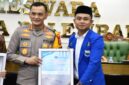 Kombes Pol Sonny Mahar Adityawan, S.I.K., M.H., menerima penghargaan Pelopor Kepolisian Humanis dari PC PMII Kota Palembang dalam ajang PMII Palembang Awards 2026. (Foto: Dok/Istimewah)
