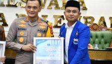 Kombes Pol Sonny Mahar Adityawan, S.I.K., M.H., menerima penghargaan Pelopor Kepolisian Humanis dari PC PMII Kota Palembang dalam ajang PMII Palembang Awards 2026. (Foto: Dok/Istimewah)