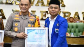 Kombes Pol Sonny Mahar Adityawan, S.I.K., M.H., menerima penghargaan Pelopor Kepolisian Humanis dari PC PMII Kota Palembang dalam ajang PMII Palembang Awards 2026. (Foto: Dok/Istimewah)