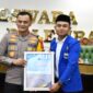 Kombes Pol Sonny Mahar Adityawan, S.I.K., M.H., menerima penghargaan Pelopor Kepolisian Humanis dari PC PMII Kota Palembang dalam ajang PMII Palembang Awards 2026. (Foto: Dok/Istimewah)