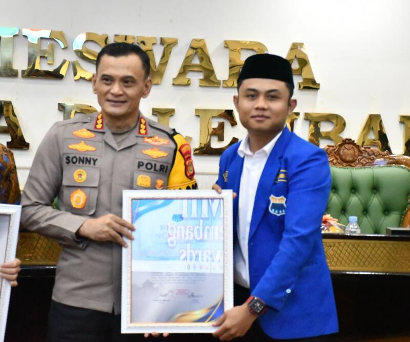 Kombes Pol Sonny Mahar Adityawan, S.I.K., M.H., menerima penghargaan Pelopor Kepolisian Humanis dari PC PMII Kota Palembang dalam ajang PMII Palembang Awards 2026. (Foto: Dok/Istimewah)