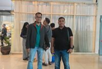 Siap bertransformasi! Kepala Desa Babat, Arie Meidiansyah F, S.Pd., M.Pd., dan Kepala Desa Betung Barat, Rozali, A.Md., tiba di lokasi kegiatan "Kepala Desa Masuk Kampus" Angkatan I di Universitas Indonesia, hari ini, Senin (29/6/2026). Keduanya siap mengikuti rangkaian program penguatan kapasitas pemerintahan desa dari Kemendagri. (Foto: Dok/Istimewah)