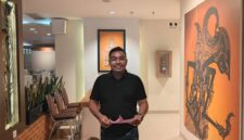 Kepala Desa Betung Barat, Rozali, A.Md., (Kabupaten PALI, Sumsel) berpose di lobi hotel tempat menginap peserta program Kepala Desa Masuk Kampus Angkatan I Kemendagri di Universitas Indonesia (UI), Depok, Jawa Barat, Senin (29/6/2026). Rozali terpilih mewakili Kabupaten PALI dan Sumsel dalam program bergengsi ini untuk meningkatkan kapasitas kepemimpinan, inovasi sosial, dan tata kelola dana desa secara efektif demi menyejahterakan masyarakat. (Foto: Dok/Istimewah)