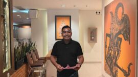 Kepala Desa Betung Barat, Rozali, A.Md., (Kabupaten PALI, Sumsel) berpose di lobi hotel tempat menginap peserta program Kepala Desa Masuk Kampus Angkatan I Kemendagri di Universitas Indonesia (UI), Depok, Jawa Barat, Senin (29/6/2026). Rozali terpilih mewakili Kabupaten PALI dan Sumsel dalam program bergengsi ini untuk meningkatkan kapasitas kepemimpinan, inovasi sosial, dan tata kelola dana desa secara efektif demi menyejahterakan masyarakat. (Foto: Dok/Istimewah)