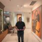 Kepala Desa Betung Barat, Rozali, A.Md., (Kabupaten PALI, Sumsel) berpose di lobi hotel tempat menginap peserta program Kepala Desa Masuk Kampus Angkatan I Kemendagri di Universitas Indonesia (UI), Depok, Jawa Barat, Senin (29/6/2026). Rozali terpilih mewakili Kabupaten PALI dan Sumsel dalam program bergengsi ini untuk meningkatkan kapasitas kepemimpinan, inovasi sosial, dan tata kelola dana desa secara efektif demi menyejahterakan masyarakat. (Foto: Dok/Istimewah)