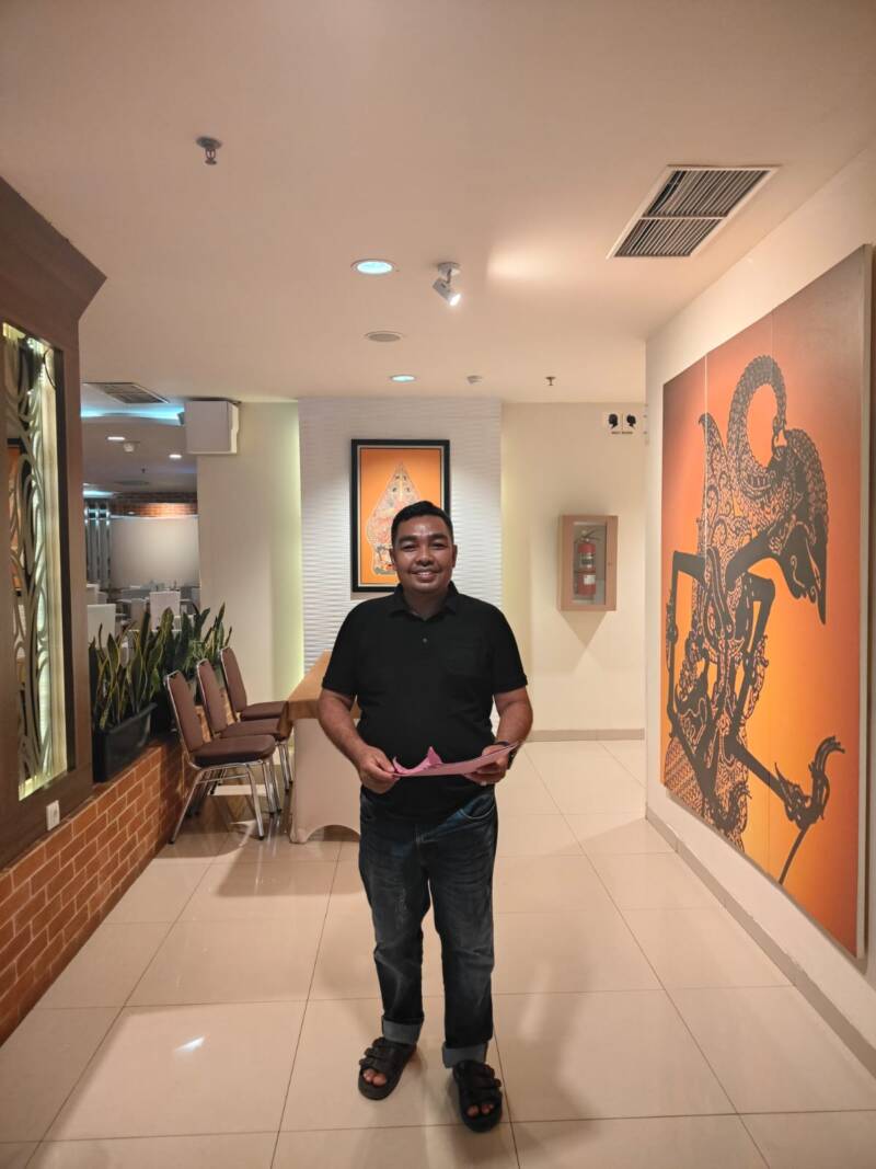 Kepala Desa Betung Barat, Rozali, A.Md., (Kabupaten PALI, Sumsel) berpose di lobi hotel tempat menginap peserta program Kepala Desa Masuk Kampus Angkatan I Kemendagri di Universitas Indonesia (UI), Depok, Jawa Barat, Senin (29/6/2026). Rozali terpilih mewakili Kabupaten PALI dan Sumsel dalam program bergengsi ini untuk meningkatkan kapasitas kepemimpinan, inovasi sosial, dan tata kelola dana desa secara efektif demi menyejahterakan masyarakat. (Foto: Dok/Istimewah)