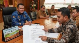 Pemkab PALI menyampaikan surat permohonan resmi kepada Pemerintah Provinsi Sumatera Selatan untuk segera melakukan revisi terhadap Pergub Sumsel Nomor 40 Tahun 2017. Langkah ini diambil sebagai respons atas desakan warga terdampak survei seismik 3D Peony yang menilai tarif ganti kerugian saat ini sudah tidak lagi relevan dengan kondisi ekonomi dan tingkat harga terkini. Pemkab PALI secara tegas mengusulkan penyesuaian tarif guna memastikan keadilan bagi masyarakat di wilayah operasional. (Foto Ilustrasi AI: Dok/tintamerah.co)