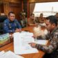 Pemkab PALI menyampaikan surat permohonan resmi kepada Pemerintah Provinsi Sumatera Selatan untuk segera melakukan revisi terhadap Pergub Sumsel Nomor 40 Tahun 2017. Langkah ini diambil sebagai respons atas desakan warga terdampak survei seismik 3D Peony yang menilai tarif ganti kerugian saat ini sudah tidak lagi relevan dengan kondisi ekonomi dan tingkat harga terkini. Pemkab PALI secara tegas mengusulkan penyesuaian tarif guna memastikan keadilan bagi masyarakat di wilayah operasional. (Foto Ilustrasi AI: Dok/tintamerah.co)