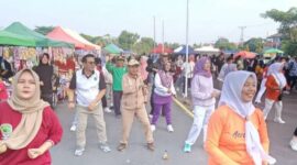 Mantan Ketua DPRD dan Wakil Bupati PALI, Drs. Soemarjono (81, di tengah, dalam setelan senam cokelat), bersama Kadiskop UKM PALI Rohman (kiri) dan Kepala Dinas Pariwisata Yenni Nopriani (kanan), terlihat energik mengikuti senam sehat dalam perayaan Hari Koperasi Nasional ke-79 di Pendopo, Minggu (19/7/2025). Dedikasi beliau menjadi inspirasi bagi ribuan warga PALI yang hadir. #SemangatPali #Harkopnas79 #DrsSoemarjono #TeladanPali #PaliNightCulinary. (Foto: Dok/tintamerah.co)  