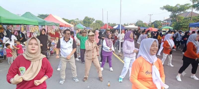 Mantan Ketua DPRD dan Wakil Bupati PALI, Drs. Soemarjono (81, di tengah, dalam setelan senam cokelat), bersama Kadiskop UKM PALI Rohman (kiri) dan Kepala Dinas Pariwisata Yenni Nopriani (kanan), terlihat energik mengikuti senam sehat dalam perayaan Hari Koperasi Nasional ke-79 di Pendopo, Minggu (19/7/2025). Dedikasi beliau menjadi inspirasi bagi ribuan warga PALI yang hadir. #SemangatPali #Harkopnas79 #DrsSoemarjono #TeladanPali #PaliNightCulinary. (Foto: Dok/tintamerah.co)  