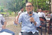 Wakil Ketua DPRD PALI, H. Firdaus Hasbullah, S.H., didampingi praktisi hukum Sumsel Dhabi K. Gumarya serta para pimpinan aliansi aktivis, menyampaikan closing statement tegas menolak regulasi usang ganti rugi lahan dalam diskusi komprehensif di Agam Pisan Jilid Empat Cafe, Sukarami, Palembang. pada Kamis, 30 Juli 2026. (Foto: Dok/Andi)