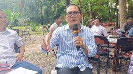 Wakil Ketua DPRD PALI, H. Firdaus Hasbullah, S.H., didampingi praktisi hukum Sumsel Dhabi K. Gumarya serta para pimpinan aliansi aktivis, menyampaikan closing statement tegas menolak regulasi usang ganti rugi lahan dalam diskusi komprehensif di Agam Pisan Jilid Empat Cafe, Sukarami, Palembang. pada Kamis, 30 Juli 2026. (Foto: Dok/Andi)