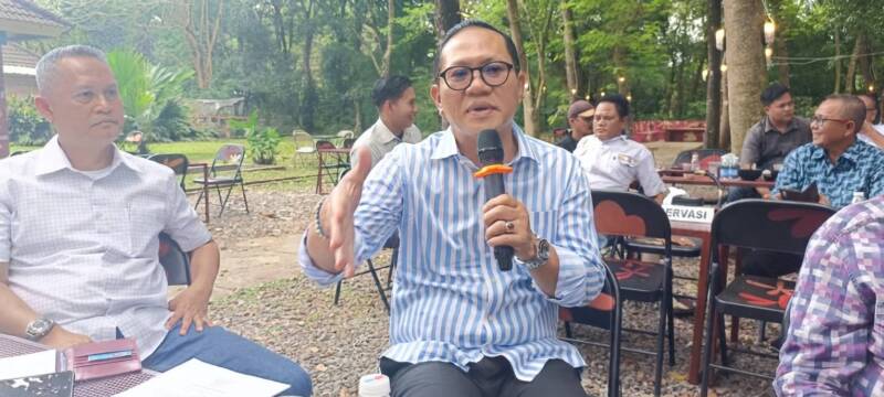 Wakil Ketua DPRD PALI, H. Firdaus Hasbullah, S.H., didampingi praktisi hukum Sumsel Dhabi K. Gumarya serta para pimpinan aliansi aktivis, menyampaikan closing statement tegas menolak regulasi usang ganti rugi lahan dalam diskusi komprehensif di Agam Pisan Jilid Empat Cafe, Sukarami, Palembang. pada Kamis, 30 Juli 2026. (Foto: Dok/Andi)