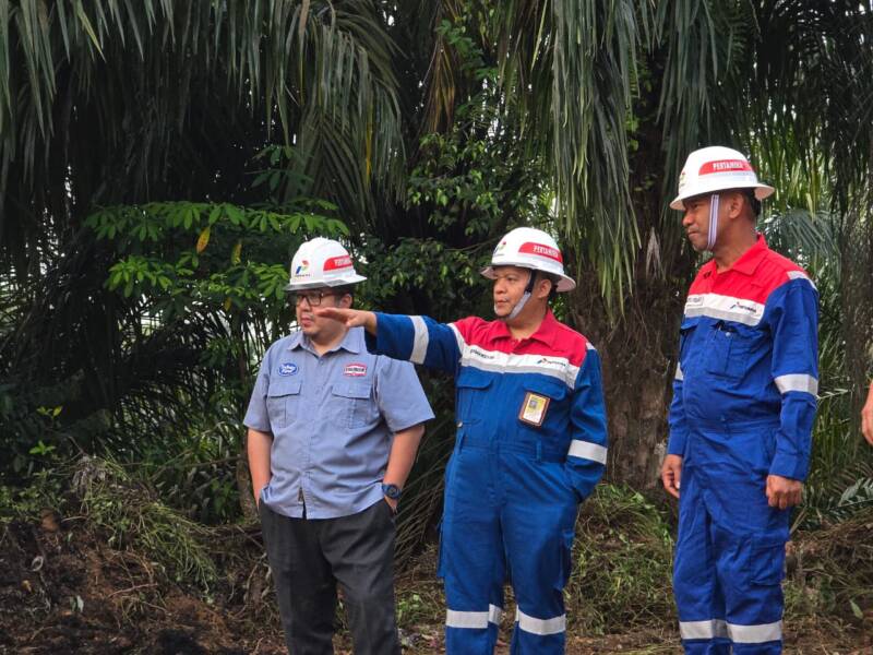Kepala Bapenda PALI, Aryansyah, melakukan peninjauan langsung ke lokasi sumur Pendopo Field bersama Senior Manager Pertamina EP Pendopo Field, Suherman, dan jajaran untuk memantau langsung potensi optimalisasi aset migas daerah. (Foto: Dok/Istimewah)