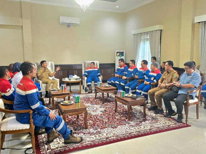 Kepala Bapenda PALI, Aryansyah (tampak mengenakan baju abu-abu), saat mengikuti pertemuan strategis bersama jajaran petinggi Pertamina untuk membahas akselerasi pengelolaan sumur minyak guna optimalisasi Pendapatan Asli Daerah (PAD) Kabupaten PALI. (Foto: Dok/Istimewah)