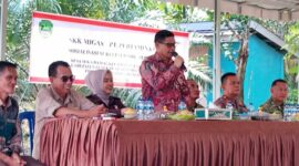 Asisten III Setda PALI, Haryono, memberikan keterangan resmi usai sosialisasi survei seismik 3D Peony di Desa Suka Damai, Jumat (3/7/2026). Pemkab PALI mendesak Pemprov Sumsel untuk segera menerbitkan revisi Pergub No. 40 Tahun 2017 agar besaran kompensasi bagi warga terdampak dapat menyesuaikan dengan kondisi ekonomi saat ini. (Foto: Dok/Muhammad Susanto)