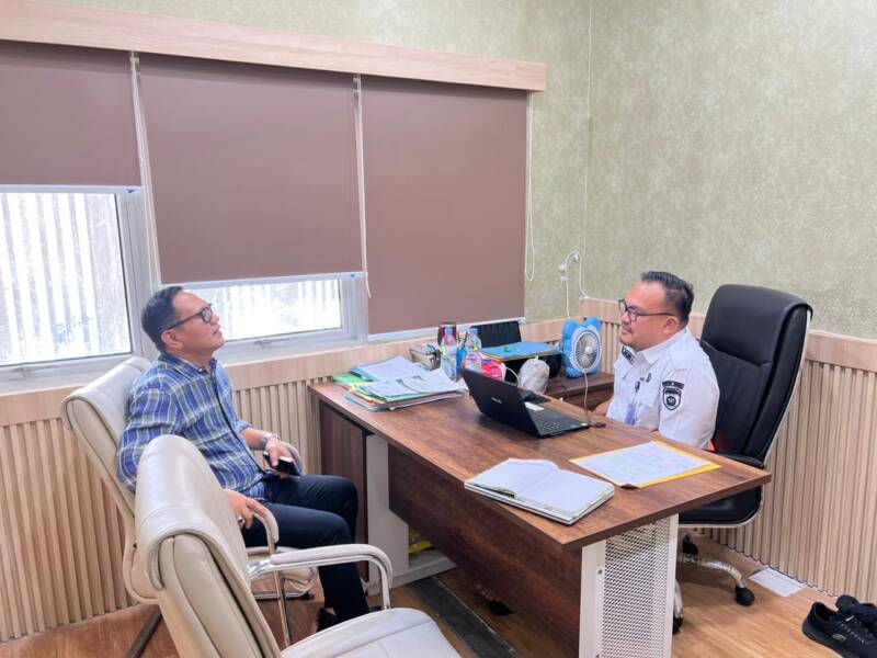 Wakil Ketua DPRD PALI, Firdaus Hasbullah, memberikan keterangan tegas terkait komitmennya mengawal revisi Pergub 40/2017 demi memastikan keadilan ganti rugi bagi warga terdampak seismik 3D Peony di PALI, Jumat (11/7/2026).