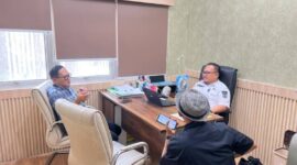 Wakil Ketua DPRD PALI, Firdaus Hasbullah (kiri), saat melakukan kunjungan kerja ke Biro Hukum Pemprov Sumsel untuk mendesak revisi Pergub terkait ganti rugi seismik, Rabu (8/7/2026). (Foto: Dok/Andi)