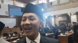 Bupati PALI, Asgianto, memberikan keterangan pers terkait desakan revisi Pergub Sumsel Nomor 40 Tahun 2017 soal ganti rugi seismik 3D Peony, usai rapat paripurna DPRD PALI, Senin (6/7/2026). (Foto: Dok/tintamerah.co)