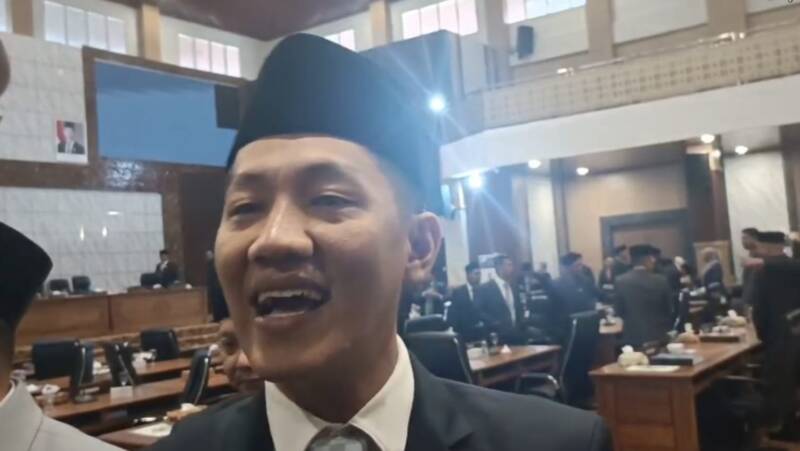 Bupati PALI, Asgianto, memberikan keterangan pers terkait desakan revisi Pergub Sumsel Nomor 40 Tahun 2017 soal ganti rugi seismik 3D Peony, usai rapat paripurna DPRD PALI, Senin (6/7/2026). (Foto: Dok/tintamerah.co)