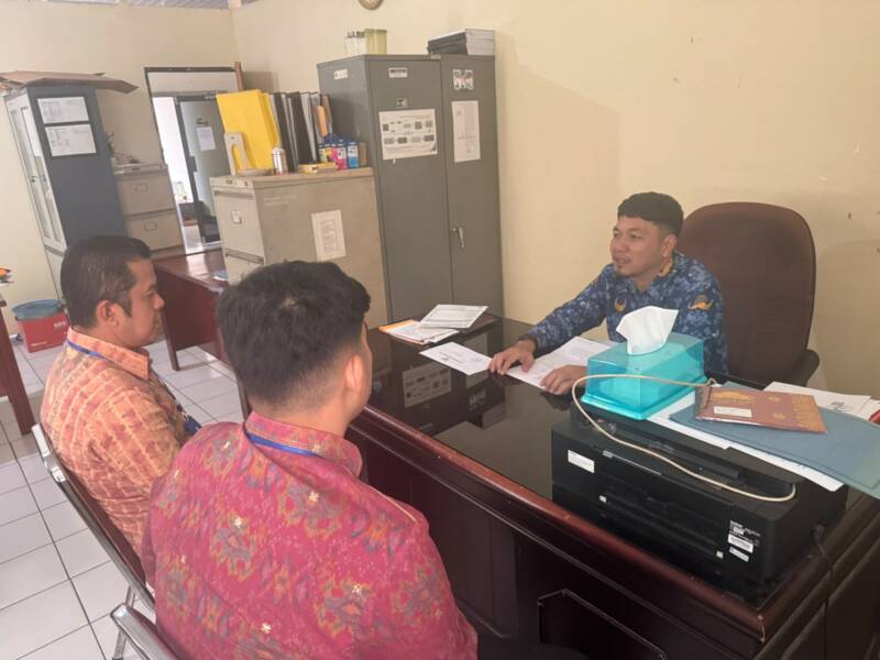 Kabag Perekonomian Setda PALI, Rayen, melakukan kunjungan kerja ke Dinas ESDM Provinsi Sumatera Selatan guna menyampaikan secara langsung surat usulan Bupati terkait revisi nilai ganti rugi seismik 3D Peony agar lebih adil dan relevan dengan kondisi ekonomi saat ini. (Foto: Dok/istimewah)