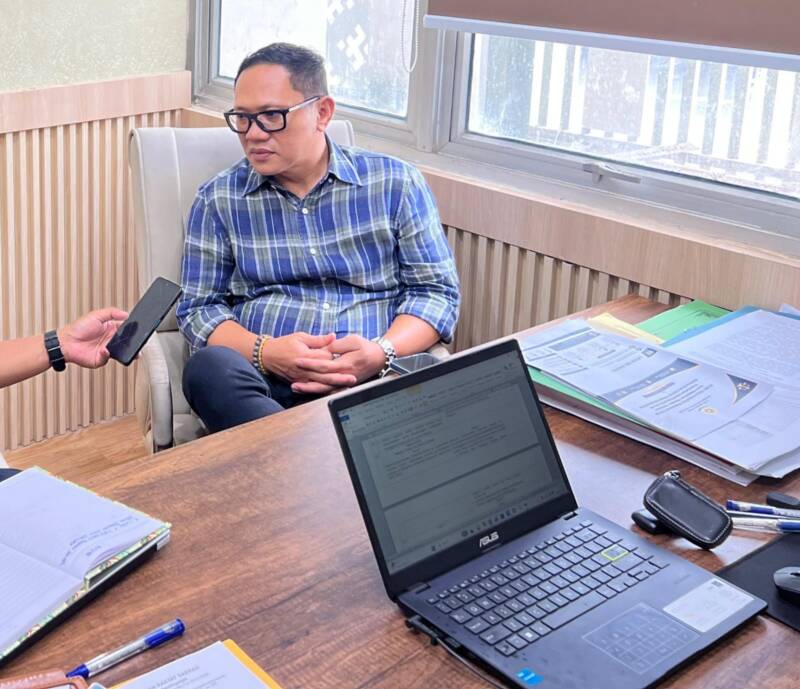 Wakil Ketua DPRD PALI, Firdaus Hasbullah, memberikan keterangan pers usai kunjungan kerja ke Biro Hukum Pemprov Sumsel, Rabu (8/7/2026). Ia menegaskan komitmen DPRD dalam mengawal revisi Pergub Sumsel 40/2017 demi keadilan warga terdampak seismik, sembari mengimbau masyarakat agar tidak terprovokasi oleh pihak-pihak yang menyebarkan hasutan. (Foto: Dok/Andi)