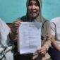 Dengan air mata membasahi pipi, perwakilan keluarga Ayu Wandira mendatangi Rumah Singgah Aktivis di Kantor Redaksi tintamerah.co pada Jumat (10/7/2026). Sambil menunjukkan bukti Laporan Polisi, mereka memohon kepada Kapolres PALI untuk segera menangkap mantan suami Ayu yang diduga telah membakar rumah mereka. (Foto: Dok/ Istimewa)
