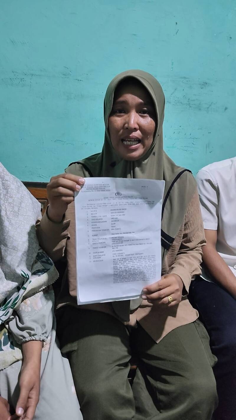 Dengan air mata membasahi pipi, perwakilan keluarga Ayu Wandira mendatangi Rumah Singgah Aktivis di Kantor Redaksi tintamerah.co pada Jumat (10/7/2026). Sambil menunjukkan bukti Laporan Polisi, mereka memohon kepada Kapolres PALI untuk segera menangkap mantan suami Ayu yang diduga telah membakar rumah mereka. (Foto: Dok/ Istimewa)