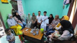 Keluarga Ayu Wandira saat menyambangi Rumah Singgah Aktivis di Kantor Redaksi tintamerah.co, Jumat (10/7/2026), untuk membongkar motif di balik pembakaran rumah mantan mertuanya di Desa Tambak. Mereka mendesak aparat segera menangkap mantan suami Ayu yang diduga menjadi pelaku utama teror dan kekerasan sebelumnya. (Foto: Dok/tintamerah.co)