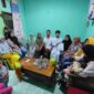 Keluarga Ayu Wandira saat menyambangi Rumah Singgah Aktivis di Kantor Redaksi tintamerah.co, Jumat (10/7/2026), untuk membongkar motif di balik pembakaran rumah mantan mertuanya di Desa Tambak. Mereka mendesak aparat segera menangkap mantan suami Ayu yang diduga menjadi pelaku utama teror dan kekerasan sebelumnya. (Foto: Dok/tintamerah.co)