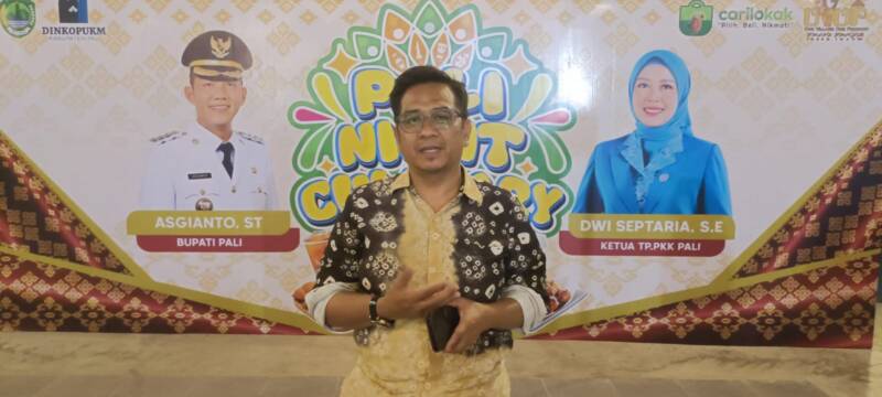 Kepala Dinas Koperasi dan UKM PALI, Rohman, S.Pd., M.Pd., saat memantau kesiapan akhir lokasi PALI Night Culinary di Pendopo. Persiapan pesta rakyat UMKM ini telah mencapai 90 persen dan dijadwalkan akan segera diresmikan oleh Bupati PALI, Asgianto, bersama Ketua TP PKK PALI, Dwi Septaria, S.E. (Foto: Dok/tintamerah.co)