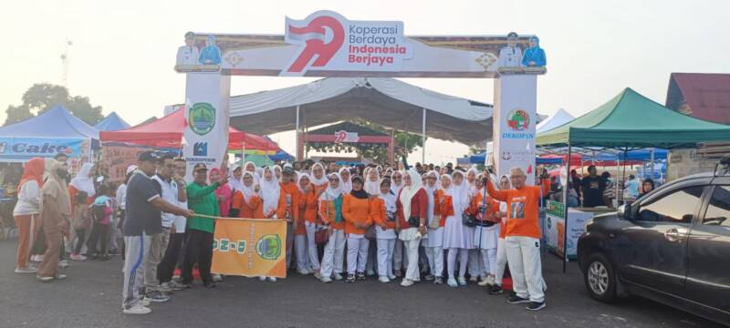 Semarak Hari Koperasi ke-79: Kadiskop UKM Kabupaten PALI secara resmi melepas peserta kegiatan Sunday Morning (Sunmor) di Lapangan eks Sanggar Pramuka Gelora November, Pertamina Pendopo, Minggu (19/7/2026), sebagai rangkaian awal perayaan Hari Koperasi Nasional ke-79. (Foto: Dok/tintamerah.co)