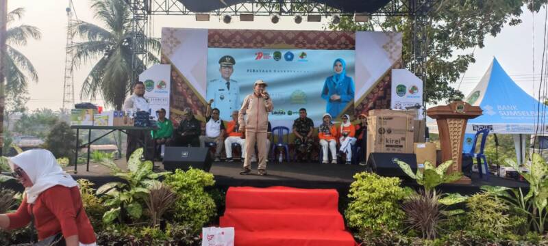Ketua Dekopin Kabupaten PALI, Drs. Soemarjono, memberikan pidato inspiratif di hadapan masyarakat pada peringatan Hari Koperasi Nasional ke-79 di Lapangan eks Sanggar Pramuka, Minggu (19/7/2025). (Foto: Dok/tintamerah.co)