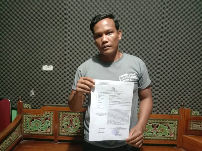 Warga Desa Betung Barat, Epredi Bin Ali (33), menunjukkan Surat Tanda Terima Laporan Polisi (STTLP) di Kantor Redaksi tintamerah.co, Sabtu (25/7/2026). Ia resmi melaporkan kasus pencemaran nama baik dan intimidasi sepihak terkait tuduhan hilangnya celengan ke Mapolres PALI. (Foto: Dok/tintamerah.co)