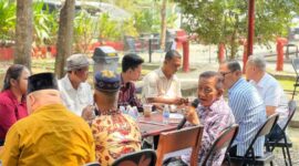 Tokoh masyarakat PALI Drs. H. Soemarjono saat menyampaikan pemaparan kritis dan komprehensif didampingi Wakil Ketua DPRD PALI Firdaus Hasbullah, SH., MH., serta jajaran Rumah Singgah Aktivis di Agam Pisan Jilid 4 Cafe, Palembang, Kamis (30/7/2026), dalam agenda koordinasi revisi Pergub No 40 Tahun 2017. (Foto: Dok/Andi)