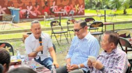 Diskusi Publik & Konsolidasi Penolakan Pergub 40/2017: Praktisi hukum Sumsel Dhabi K. Gumarya, S.H., M.H. (tengah) didampingi Wakil Ketua DPRD PALI Firdaus Hasbullah, S.H., M.H. (kiri) dan Tokoh Masyarakat Drs. H. Soemarjono (kanan) saat membedah kejanggalan hukum Pergub Sumsel No. 40 Tahun 2017 di Agam Pisan Jilid 4 Cafe, Sukarami, Palembang, Kamis (30/7/2026). (Foto: Dok/Andi)