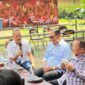 Diskusi Publik & Konsolidasi Penolakan Pergub 40/2017: Praktisi hukum Sumsel Dhabi K. Gumarya, S.H., M.H. (tengah) didampingi Wakil Ketua DPRD PALI Firdaus Hasbullah, S.H., M.H. (kiri) dan Tokoh Masyarakat Drs. H. Soemarjono (kanan) saat membedah kejanggalan hukum Pergub Sumsel No. 40 Tahun 2017 di Agam Pisan Jilid 4 Cafe, Sukarami, Palembang, Kamis (30/7/2026). (Foto: Dok/Andi)