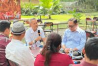 Praktisi hukum Sumatera Selatan Dhabi K Gumarya, SH., MH., didampingi Wakil Ketua DPRD PALI Firdaus Hasbullah, SH., MH., serta para aktivis dan tokoh masyarakat saat membedah tuntas kejanggalan regulasi di Agam Pisan Jilid Empat Cafe, Sukarami, Palembang, Kamis (30/7/2026). (Foto: Dok/Andi)
