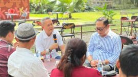 Praktisi hukum Sumatera Selatan Dhabi K Gumarya, SH., MH., didampingi Wakil Ketua DPRD PALI Firdaus Hasbullah, SH., MH., serta para aktivis dan tokoh masyarakat saat membedah tuntas kejanggalan regulasi di Agam Pisan Jilid Empat Cafe, Sukarami, Palembang, Kamis (30/7/2026). (Foto: Dok/Andi)
