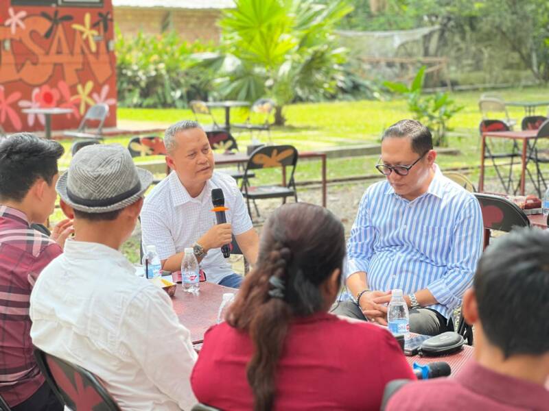 Praktisi hukum Sumatera Selatan Dhabi K Gumarya, SH., MH., didampingi Wakil Ketua DPRD PALI Firdaus Hasbullah, SH., MH., serta para aktivis dan tokoh masyarakat saat membedah tuntas kejanggalan regulasi di Agam Pisan Jilid Empat Cafe, Sukarami, Palembang, Kamis (30/7/2026). (Foto: Dok/Andi)