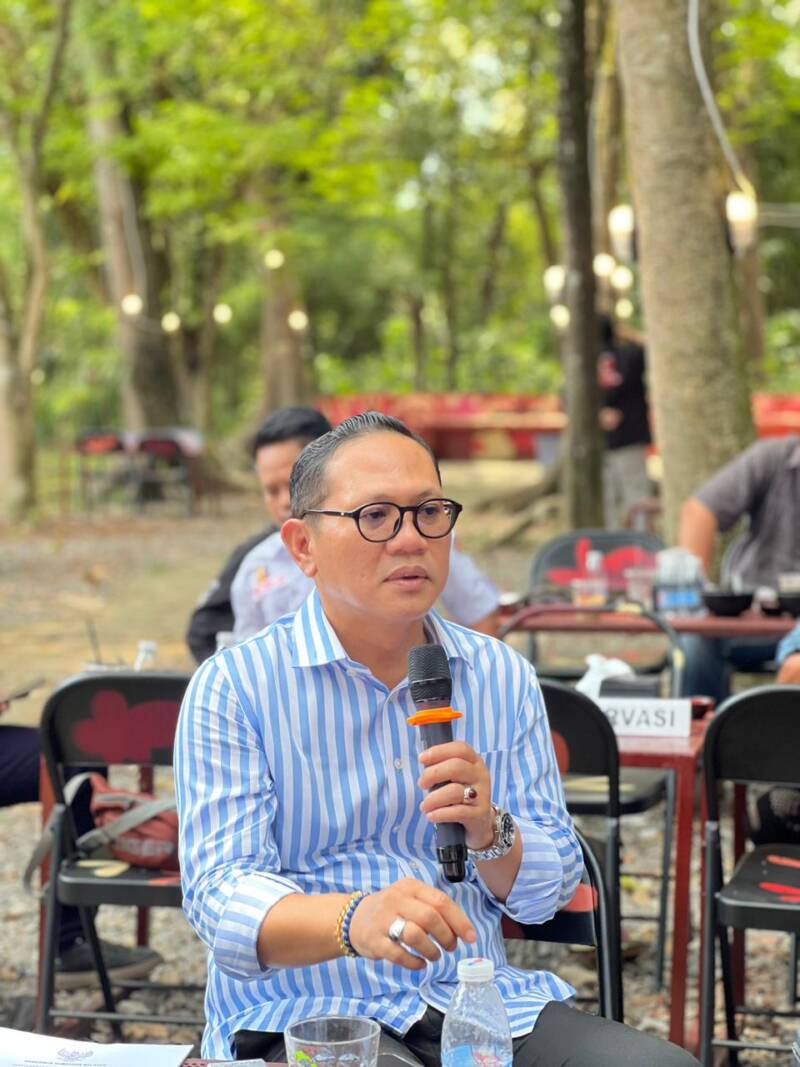 Wakil Ketua DPRD PALI, Firdaus Hasbullah, S.H., M.H., saat menyampaikan pandangan dan desakan tegas agar regulasi ganti rugi lahan direvisi total atau diserahkan ke daerah dalam konsolidasi bersama Rumah Singgah Aktivis (RSA) dan praktisi hukum Sumatera Selatan, Dhabi K Gumarya, SH., MH., di Agam Pisan Jilid 4 Cafe, Sukarami, Palembang, Kamis (30/7/2026). (Foto: Dok/Andi)