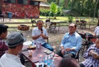 Suasana konsolidasi dan diskusi komprehensif Rumah Singgah Aktivis PALI bersama praktisi hukum Dhabi K Gumarya, unsur pimpinan DPRD PALI, tokoh masyarakat, serta aliansi aktivis dan LSM di Agam Pisan Jilid 4 Cafe, Sukarami, Palembang, Kamis (30/7/2026), dalam rangka menyatukan gerak langkah menuntut revisi total Pergub Nomor 40 Tahun 2017 demi keadilan kompensasi warga terdampak survei seismik. (Foto: Dok/Andi)