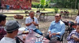 Suasana konsolidasi dan diskusi komprehensif Rumah Singgah Aktivis PALI bersama praktisi hukum Dhabi K Gumarya, unsur pimpinan DPRD PALI, tokoh masyarakat, serta aliansi aktivis dan LSM di Agam Pisan Jilid 4 Cafe, Sukarami, Palembang, Kamis (30/7/2026), dalam rangka menyatukan gerak langkah menuntut revisi total Pergub Nomor 40 Tahun 2017 demi keadilan kompensasi warga terdampak survei seismik. (Foto: Dok/Andi)
