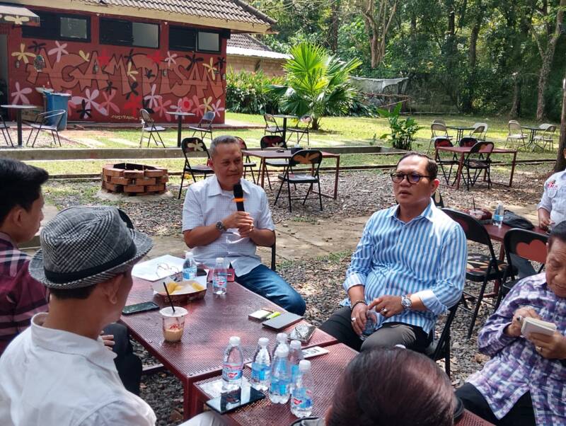 Suasana konsolidasi dan diskusi komprehensif Rumah Singgah Aktivis PALI bersama praktisi hukum Dhabi K Gumarya, unsur pimpinan DPRD PALI, tokoh masyarakat, serta aliansi aktivis dan LSM di Agam Pisan Jilid 4 Cafe, Sukarami, Palembang, Kamis (30/7/2026), dalam rangka menyatukan gerak langkah menuntut revisi total Pergub Nomor 40 Tahun 2017 demi keadilan kompensasi warga terdampak survei seismik. (Foto: Dok/Andi)