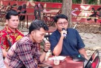 Ketua DPD PGK PALI, M. Syafiallah, saat melontarkan pertanyaan tajam dan investigatif dalam sesi tanya jawab interaktif polemik Pergub Sumsel 40/2017 di Agam Pisan Cafe, Palembang, Kamis (30/7/2026). Praktisi Hukum Sumsel, Dhabi K Gumarya: Bukan Direvisi, Cabut Saja! (Foto: Dok/Andi)