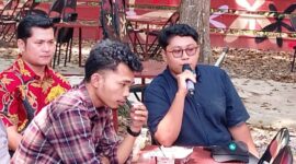 Ketua DPD PGK PALI, M. Syafiallah, saat melontarkan pertanyaan tajam dan investigatif dalam sesi tanya jawab interaktif polemik Pergub Sumsel 40/2017 di Agam Pisan Cafe, Palembang, Kamis (30/7/2026). Praktisi Hukum Sumsel, Dhabi K Gumarya: Bukan Direvisi, Cabut Saja! (Foto: Dok/Andi)