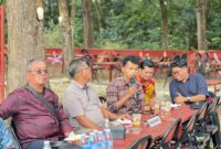 Praktisi hukum terkemuka Sumsel, Dhabi K Gumarya, SH., MH., memberikan pencerahan hukum dan meluruskan pemahaman "diskresi" kepada Kordinator FPR PALI, Edo Syaputra (memegang mikrofon), dalam diskusi publik bedah Pergub 40/2017 di Agam Pisan Jilid 4 Cafe, Palembang, Kamis, 30 Juli 2026. (Foto: Dok/Andi)